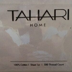 TAHARI Queen size sheet set
